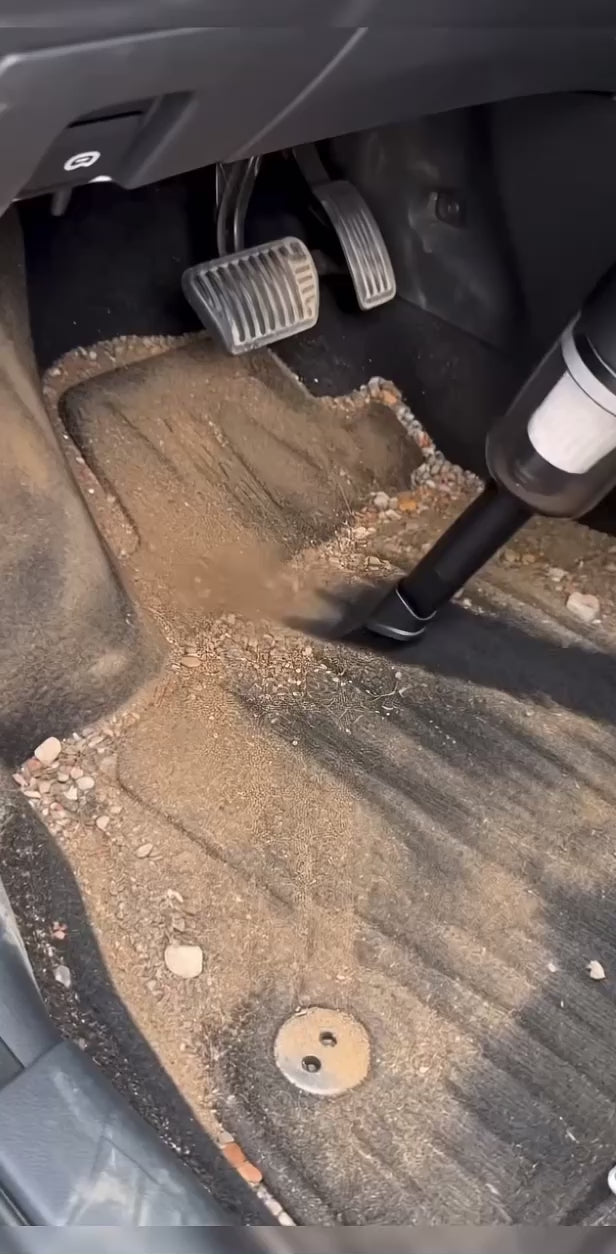 ✨ Le mini aspirateur qui garde votre voiture impeccable
Aspirez les miettes, soufflez la poussière et atteignez les endroits difficiles en quelques minutes.